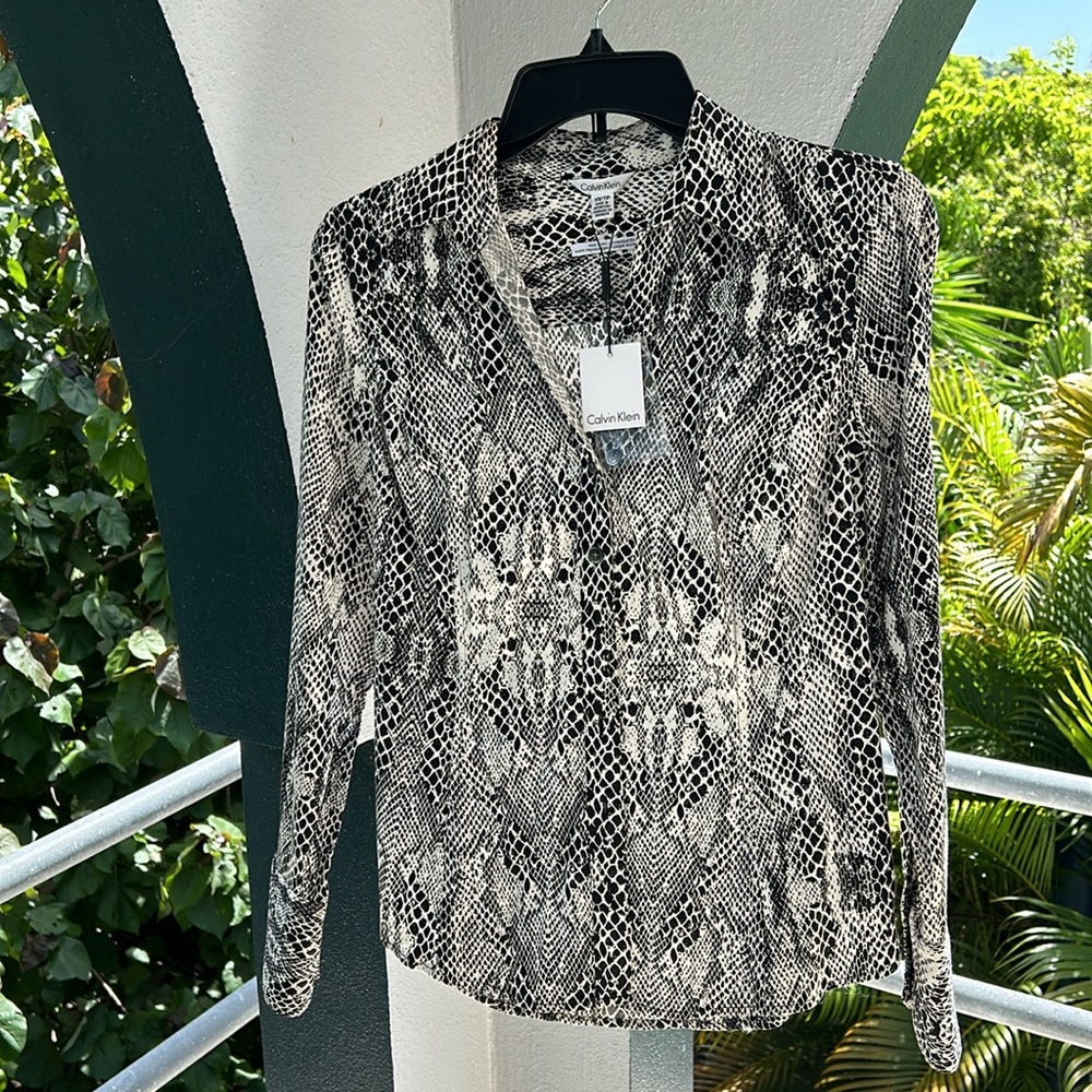 NWT CALVIN KLEIN Non Iron Essential Fit SnakeSkin ButtonUp Blouse Size XS